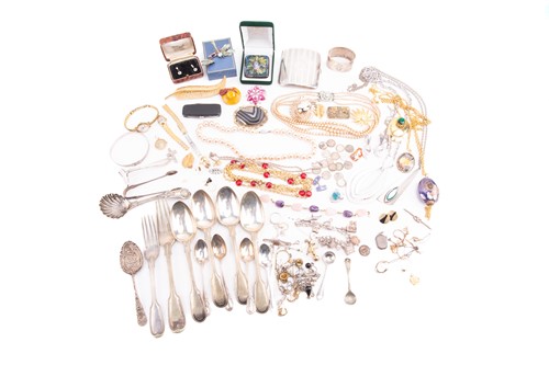 Lot 30 - A small collection of 9ct jewellery, a number...