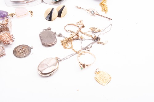 Lot 30 - A small collection of 9ct jewellery, a number...