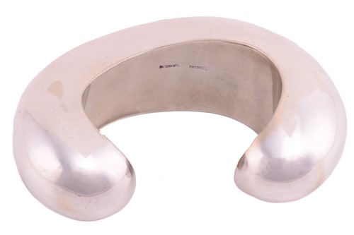 Lot 62 - Patricia Von Musulin - a large open cuff...
