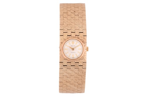 Lot 334 - A Rolex dress watch in 9ct gold, featuring a...