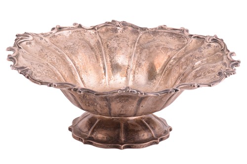 Lot 533 - A large silver fruit bowl by Edward Barnard &...