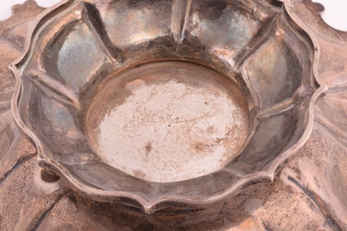 Lot 533 - A large silver fruit bowl by Edward Barnard &...