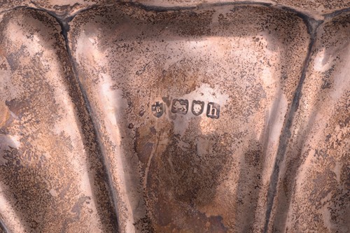 Lot 533 - A large silver fruit bowl by Edward Barnard &...