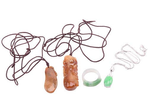 Lot 14 - A small collection of Chinese carved jade...