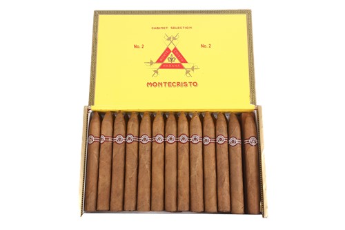 Lot 136 - 1 Box of Montecristo No 2 Cigars (25). Vitola -...