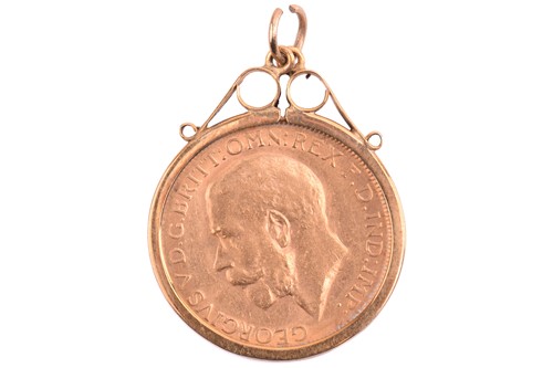 Lot 393 - A George V full sovereign, 1913, in a 9ct...
