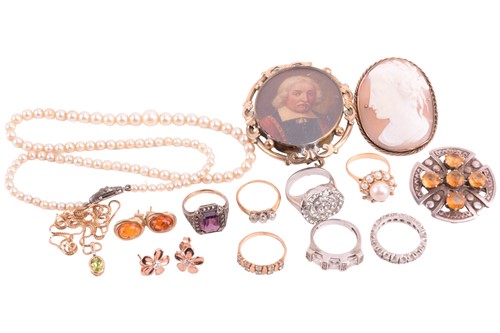 Lot 268 - An aggregate of mixed jewellery items; to...