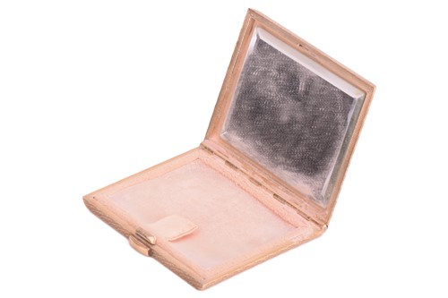 Lot 399 - A 9ct yellow gold compact, of rectangular form...