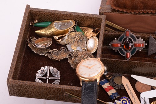 Lot 39 - A collection of jewellery including a pair of...