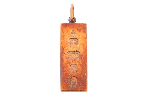 Lot 355 - A 9ct gold ingot pendant, displaying feature...