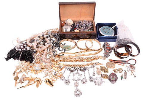 Lot 143 - A quantity of jewellery items, including...