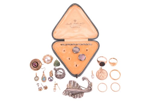 Lot 14 - A collection of jewellery, to include a...