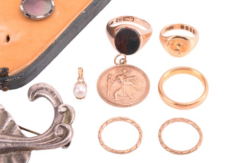 Lot 14 - A collection of jewellery, to include a...