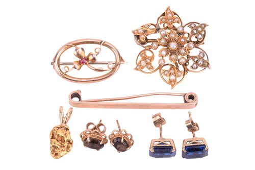 Lot 263 - A small collection of 9ct gold jewellery items;...