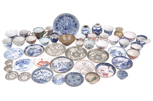 Lot 121 - A small study collection of Chinese porcelain...