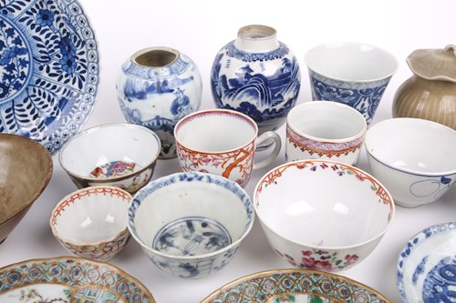 Lot 121 - A small study collection of Chinese porcelain...