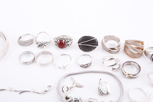 Lot 70 - A large collection of silver jewellery...