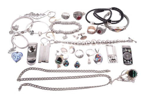 Lot 210 - An assortment of jewellery, comprising 4 money...