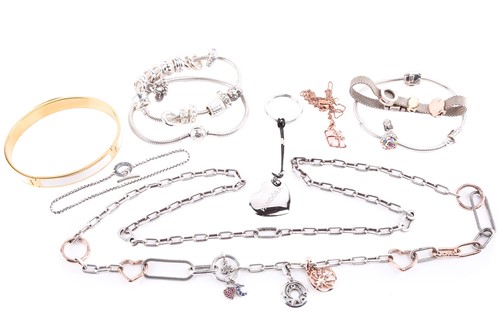 Lot 285 - A collection of branded jewellery items from...