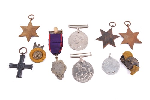 Lot 386 - A collection of 10 medals (from 1913 to 1945...