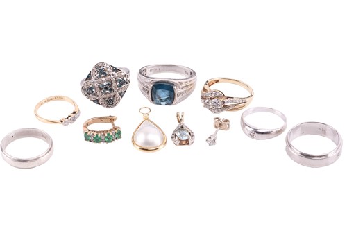 Lot 261 - A small selection of mixed jewellery items;...