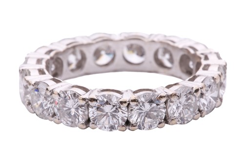 Lot 271 - A full eternity diamond ring featuring sixteen...