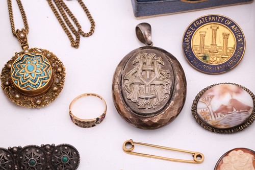 Lot 29 - An assortment of mixed jewellery and medals;...