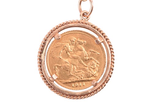 Lot 389 - A George V full sovereign on fob chain, dated...