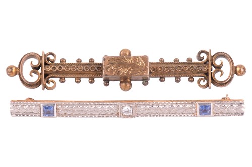 Lot 221 - A Victorian Etruscan Revival bar brooch and an...