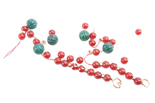 Lot 268 - A red and green agate beaded necklace,...