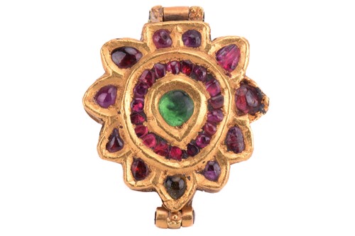 Lot 135 - An Indian gem-set panel ring, centred with a...