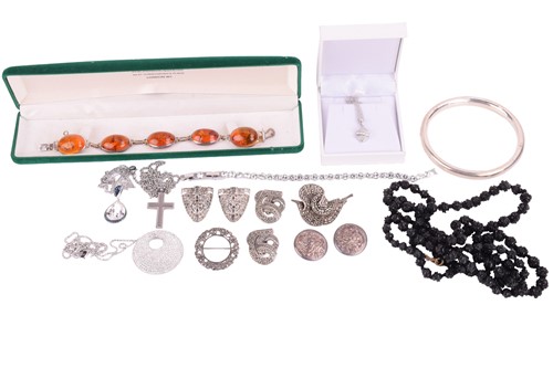 Lot 155 - A small number of miscellaneous jewellery...
