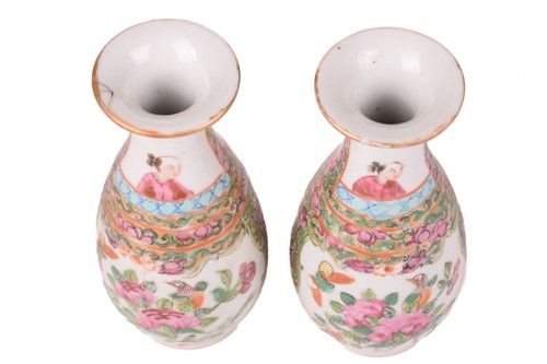 Lot 123 - A Chinese Famille Rose porcelain bullet teapot...