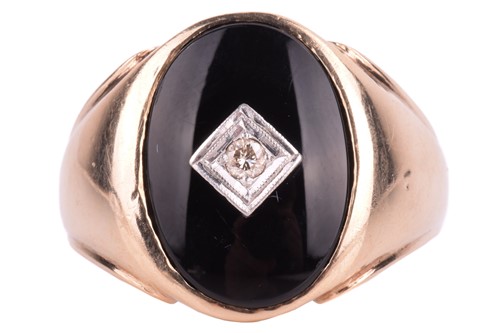 Lot 18 - A signet ring set with onyx and diamond, the...