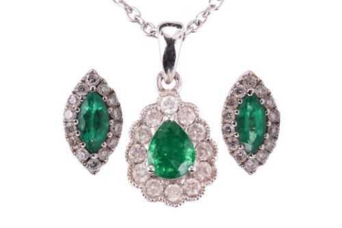 Lot 262 - An emerald and diamond suite of jewellery;...