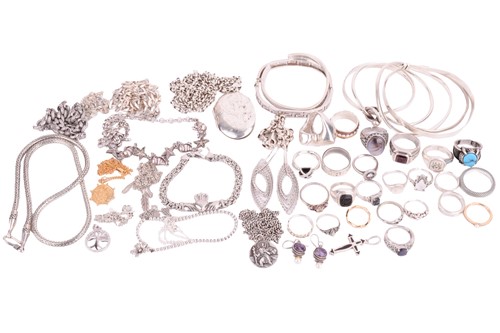 Lot 102 - A collection of miscellaneous jewellery items...
