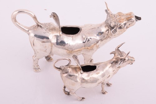 Lot 421 - A silver cow creamer in traditional form,...