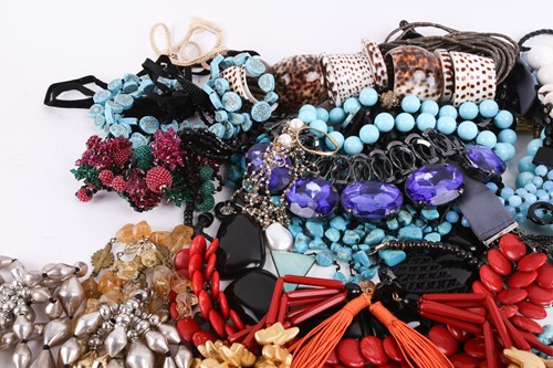 Lot 124 - A large collection of costume jewellery...