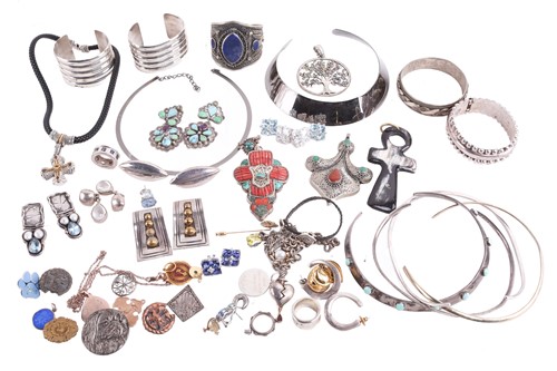 Lot 186 - A collection of mixed jewellery items...