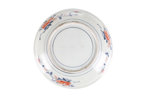 Lot 112 - A Japanese Imari porcelain circular dish, Edo...