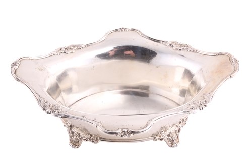Lot 424 - A silver fruit bowl by W & G Sissons (William...