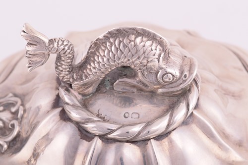 Lot 415 - A Victorian silver teapot by Edward, Edward...