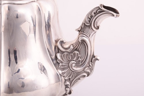 Lot 415 - A Victorian silver teapot by Edward, Edward...