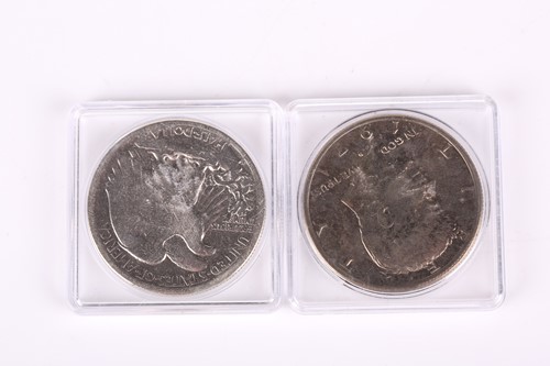 Lot 327 - A collection of United States coins in...