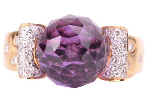 Lot 93 - An amethyst and diamond ring, featuring a...