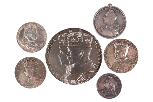 Lot 335 - A small collection of silver and white metal...