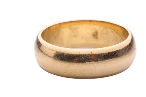 Lot 11 - A wedding ring in 18ct gold, the D-section...