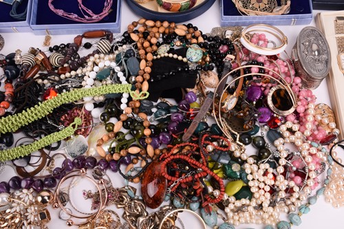 Lot 252 - A large collection of costume jewellery...