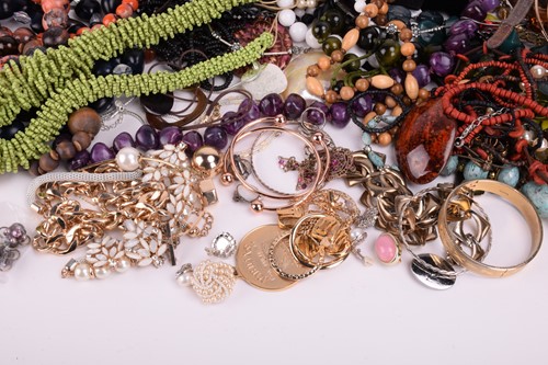 Lot 252 - A large collection of costume jewellery...