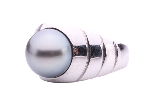 Lot 44 - A Black Tahitian pearl set dress ring,...